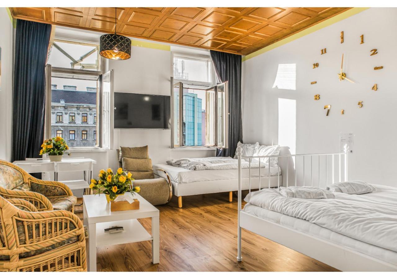 Welcoming 2Br Apt. Near Danube & Millenium Tower Wina Bagian luar foto
